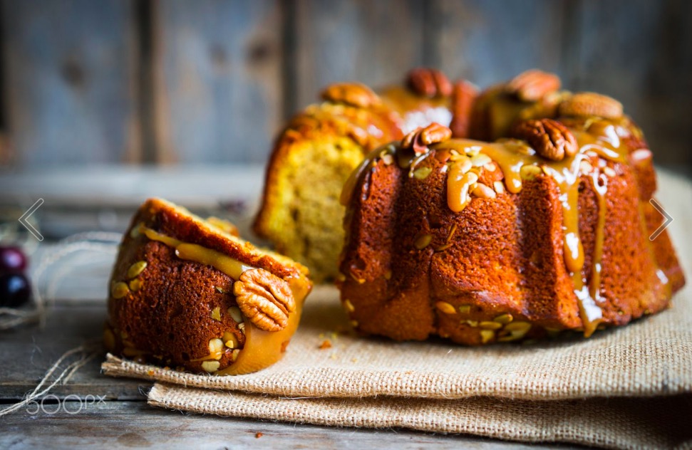 homemade-autumn-cake-with-nuts-and-caramel-on-wooden-background