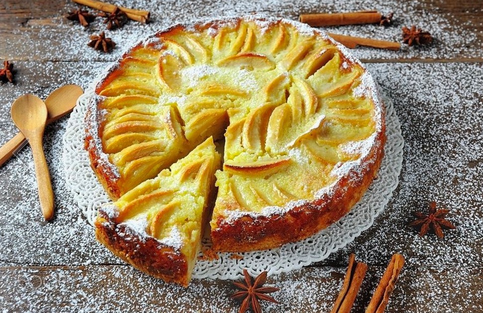 baked-apple-pie-cake-dessert-covered-with-icing-sugar-on-wooden-background
