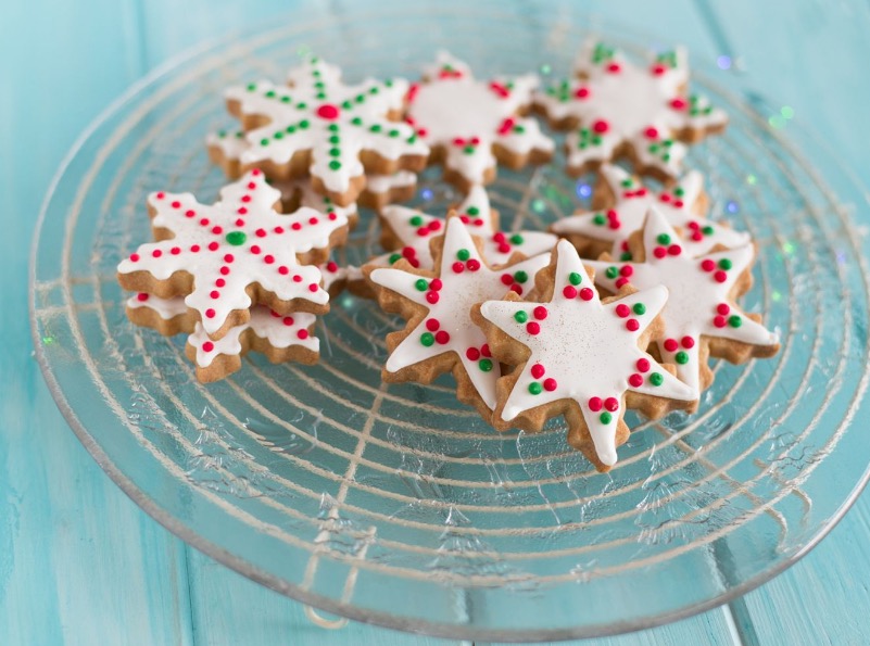 close-up-of-a-plate-of-snowflake-and-star-shaped-cookies