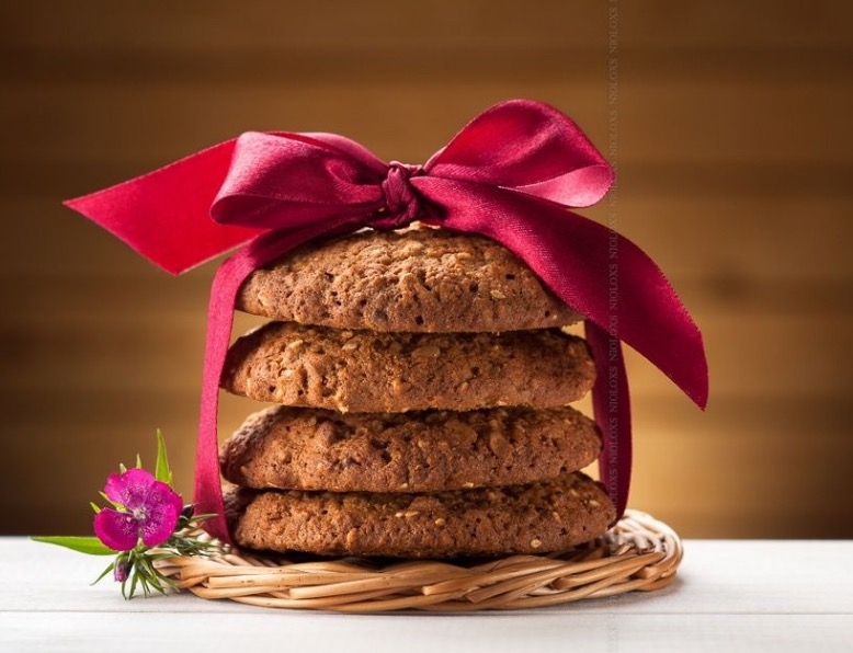oatmeal-cookies-and-blooming-flower