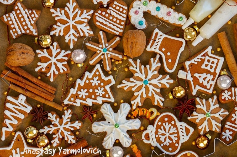 christmas-gingerbread-cookies-with-christmas-decorations