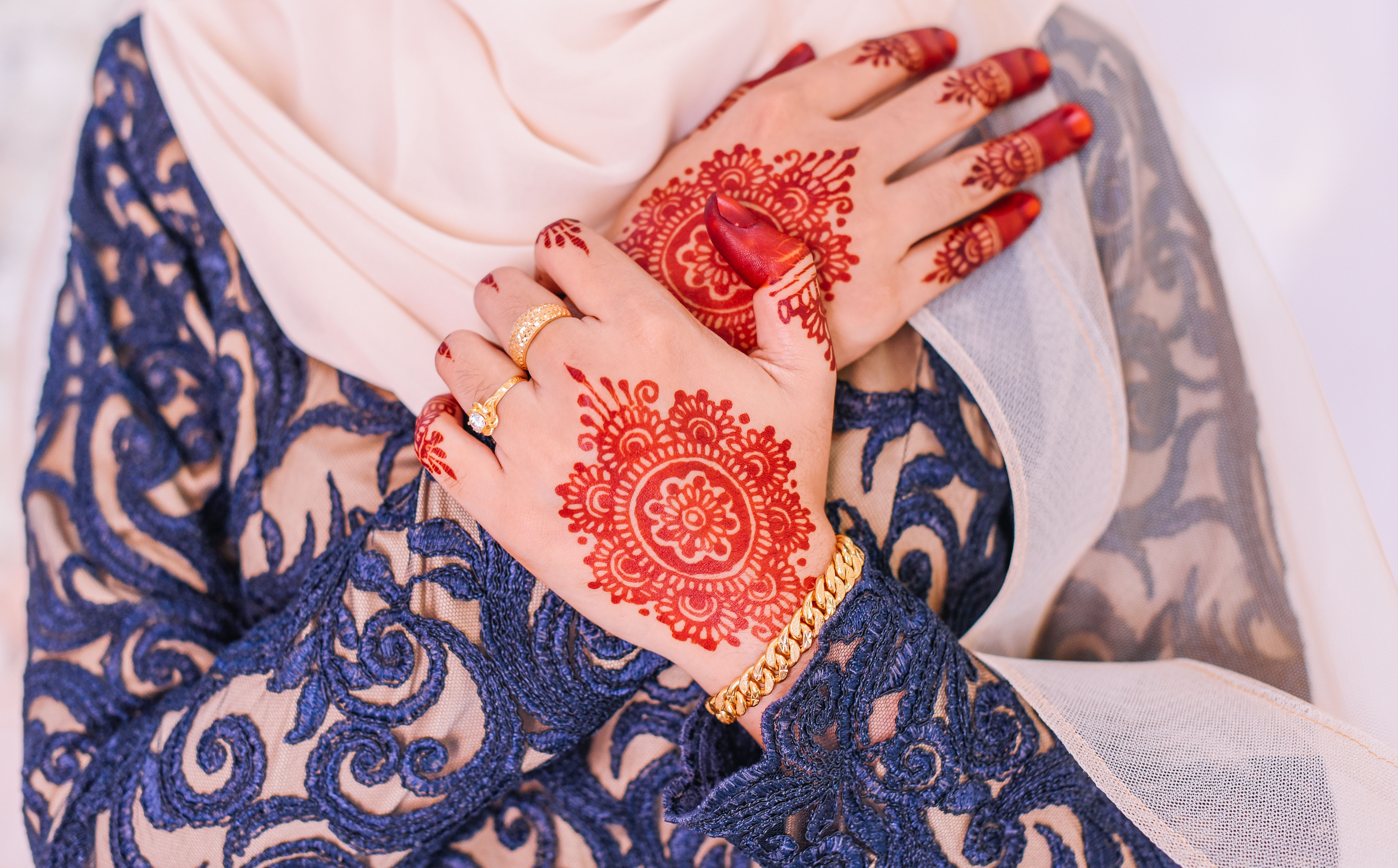 Mehendi Henna pattern on bride's hand at a wedding